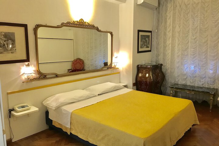 Room 12 of 32