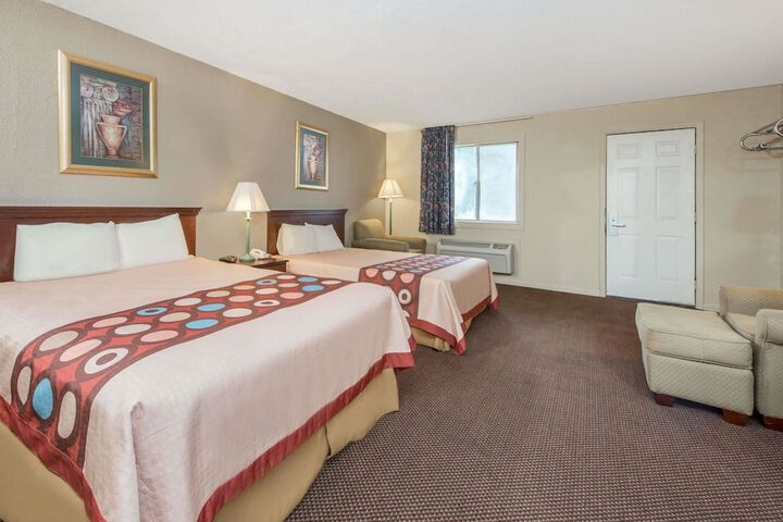2 Double Beds (13 of 13)