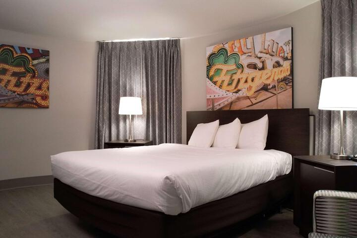 Deluxe King Bed (3 of 12)