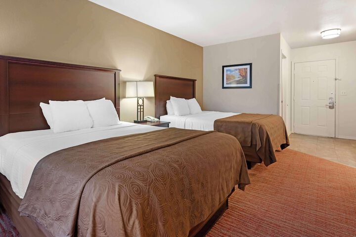2 Queen Beds High Speed Internet Accessible First Floor Pet Friendly Room Coffee Maker Shower Only Full Breakfast (18 of 27)