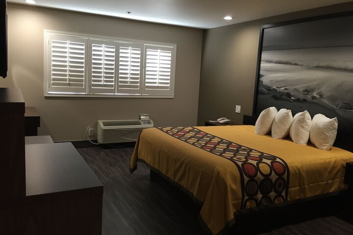 1 King Bed (6 of 20)