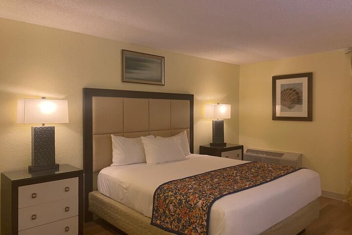1 King Bed (4 of 7)