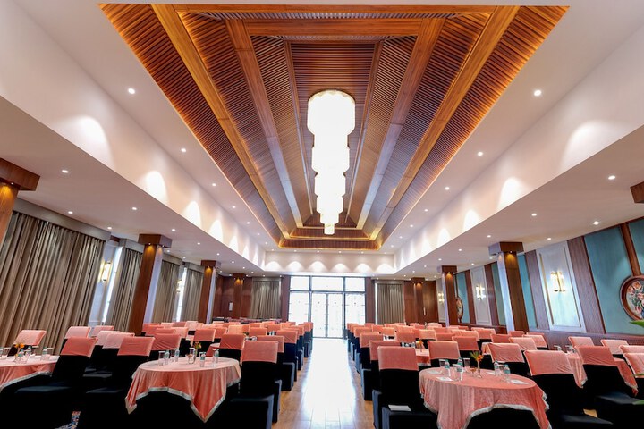 Ballroom/Hall 40 of 76