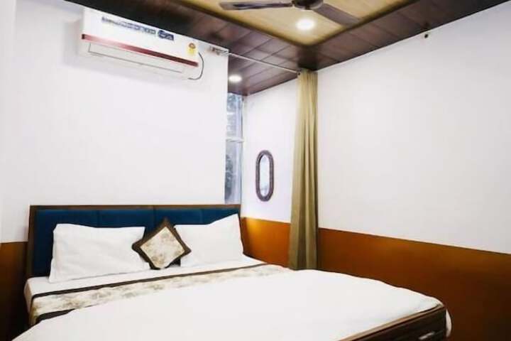 Room 9 of 32