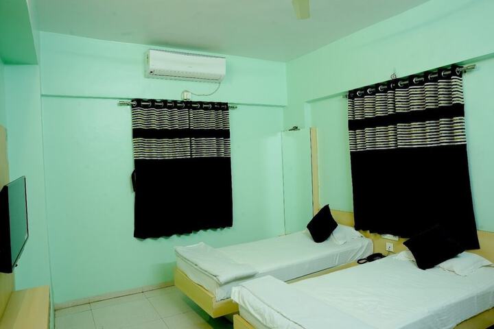 Room 2 of 10