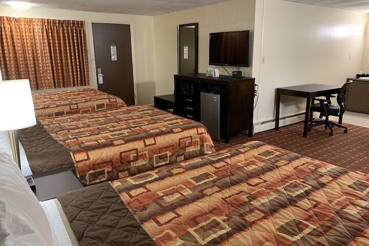 2 Queen Beds (2 of 8)