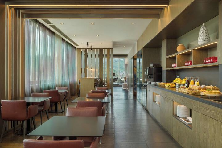 Lounge 199 of 256