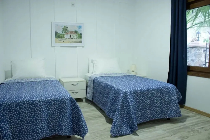 Room 4 of 10