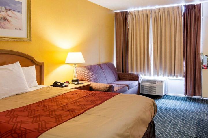 1 Queen Bed (4 of 7)