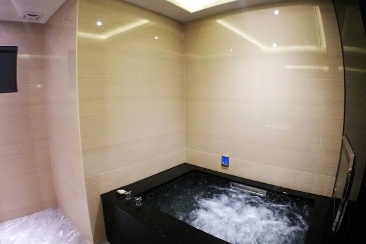 Hot Tub 34 of 37