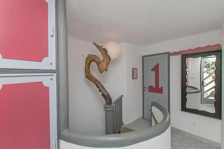 Room 6 of 16