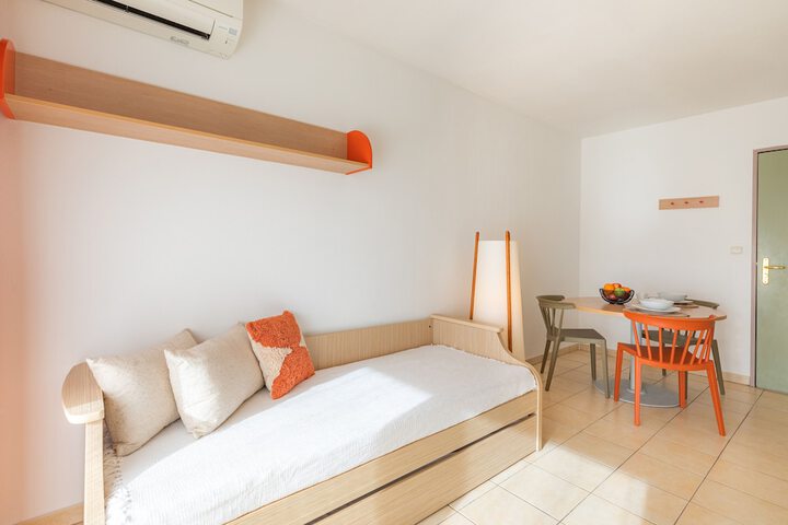 Room 6 of 27