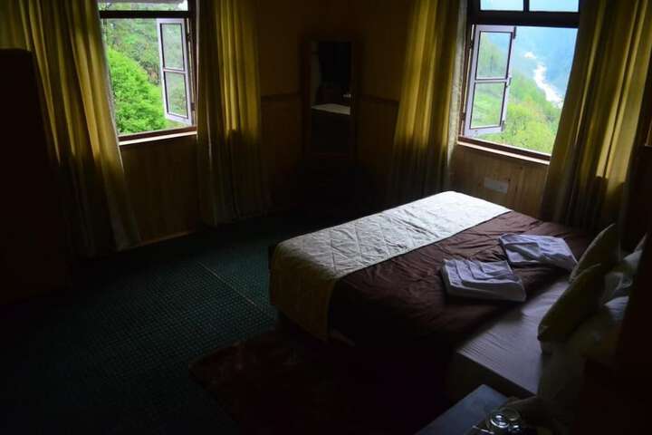 Room 6 of 65