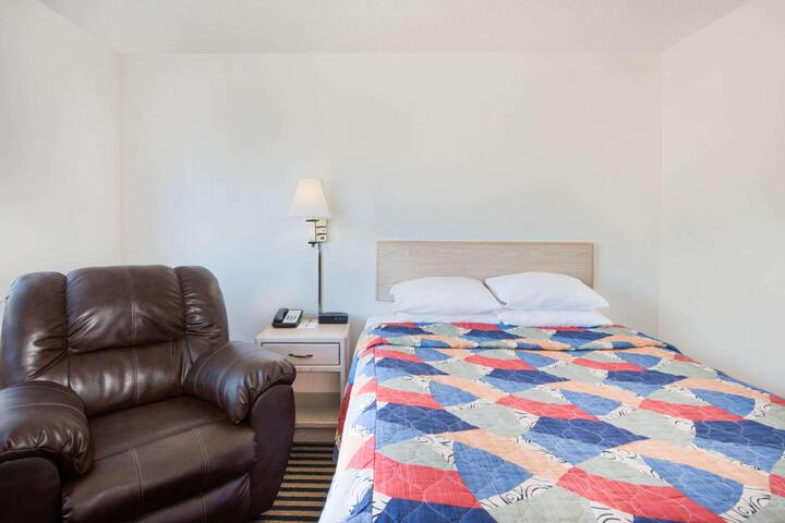 1 Queen Bed (18 of 26)