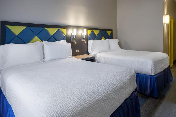 2 Queen Beds (4 of 12)