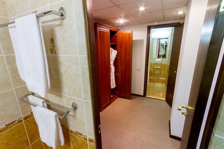 Room 25 of 49
