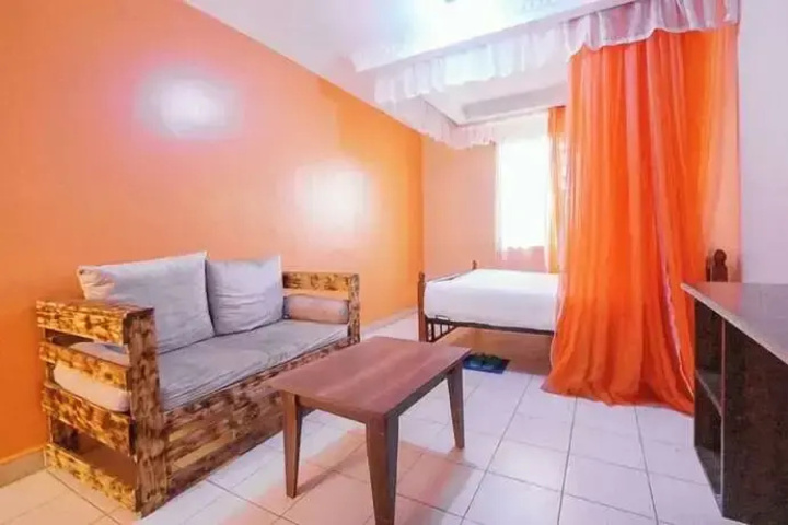 Room 6 of 9
