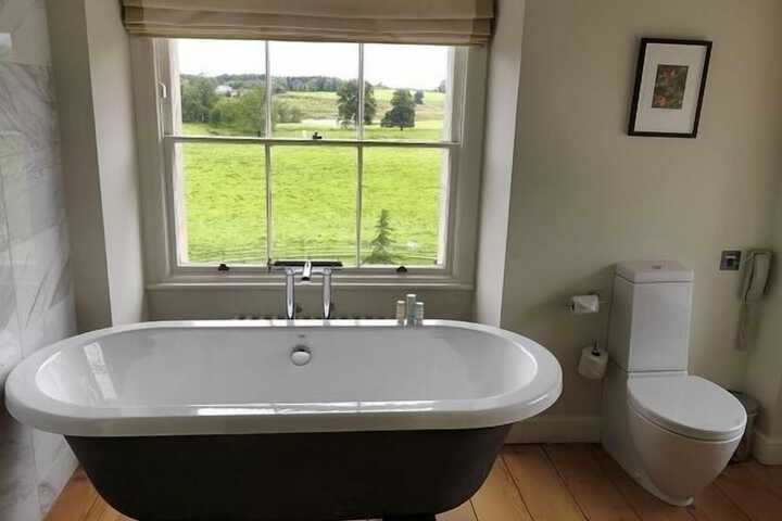 Deep soaking bathtub