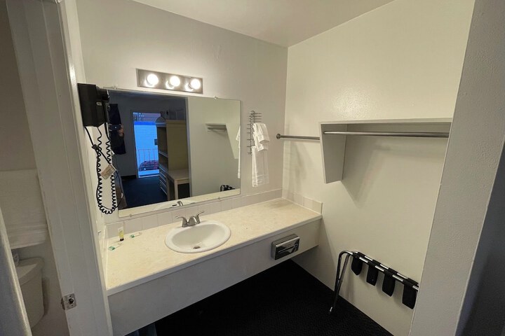 Room 6 of 7
