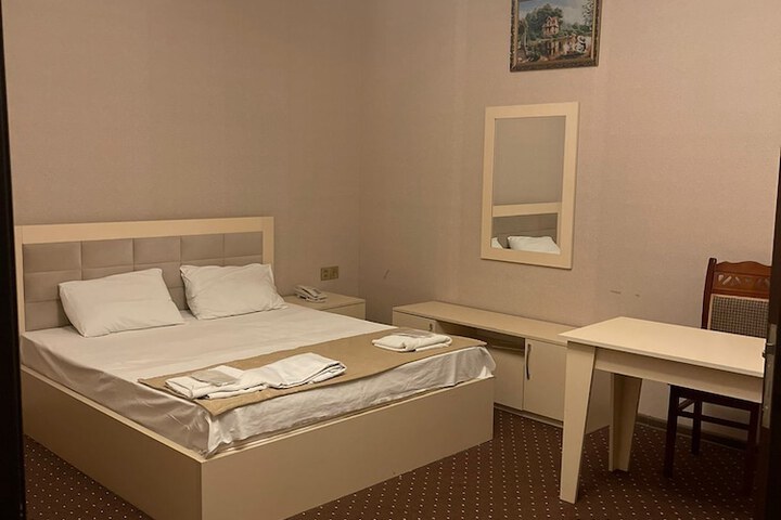 Room 7 of 18