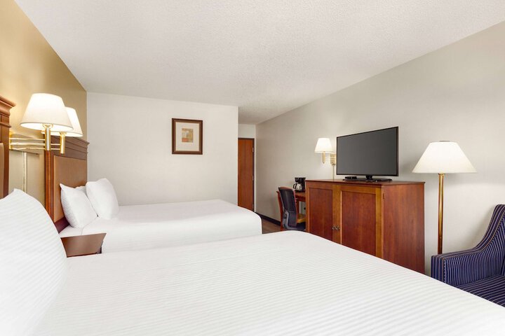 1 Queen Bed (6 of 13)