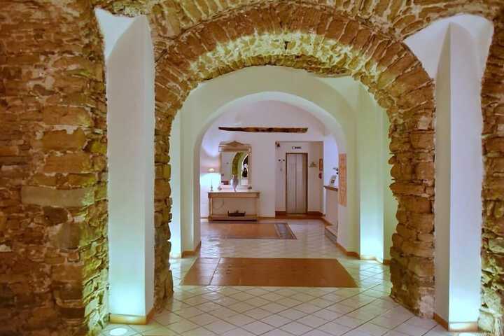 Ballroom/Hall 43 of 64