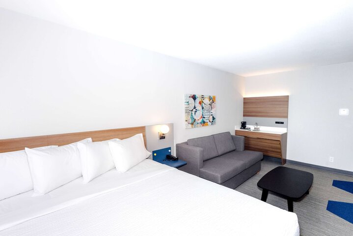 1 King Bed Hearing Accessible Suite (10 of 11)