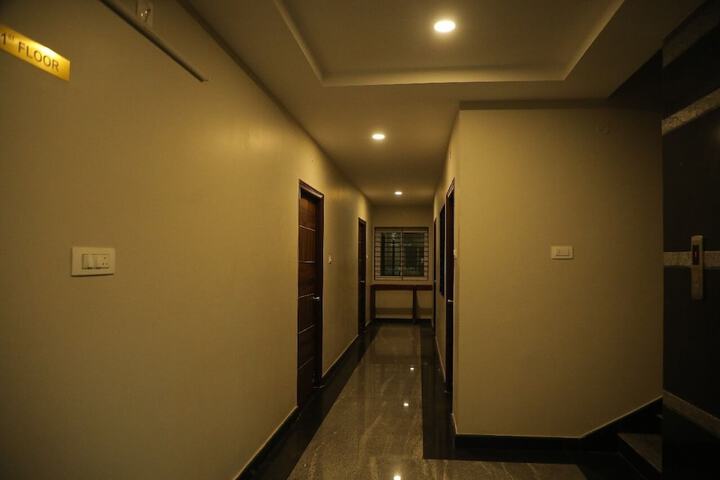 Ballroom/Hall 13 of 16