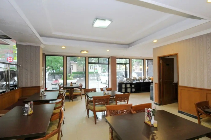 Dining 17 of 21