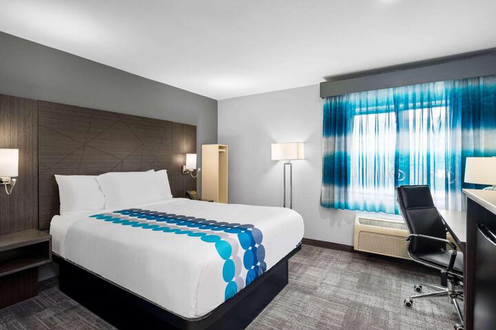 1 King Bed Deluxe Room (7 of 11)