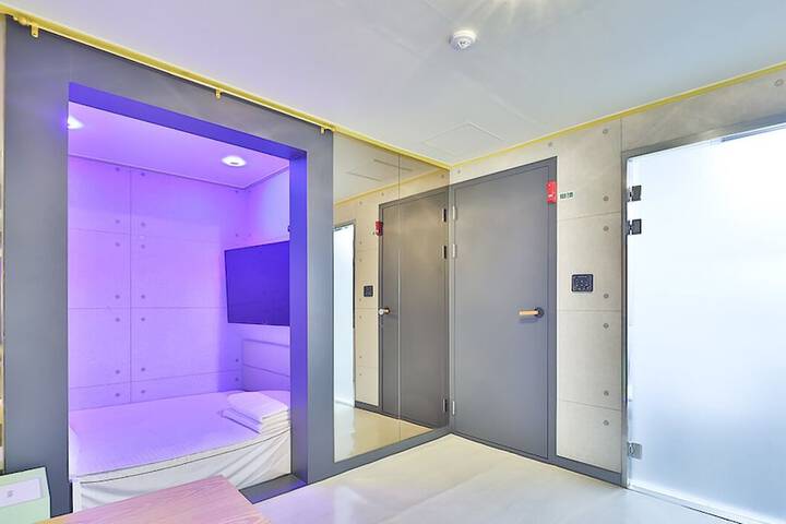 Room 13 of 23