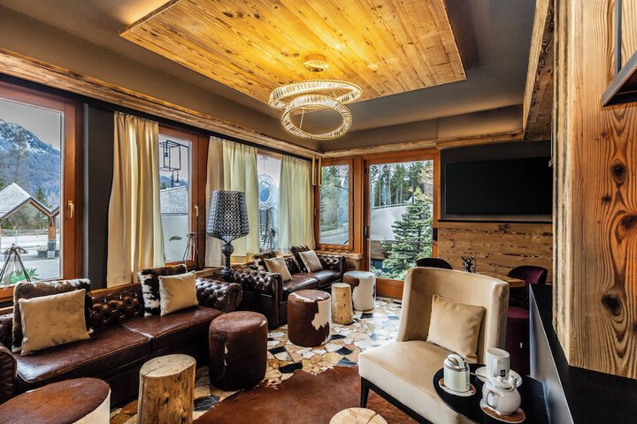 Lounge 105 of 115