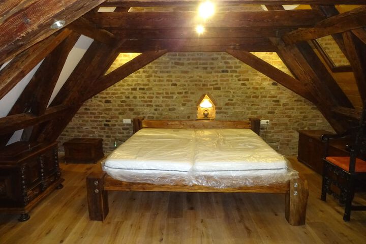 Room 7 of 16