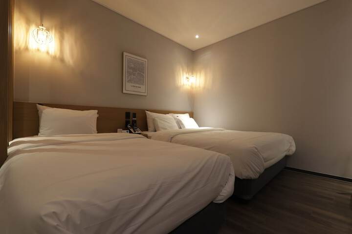 Room 25 of 64