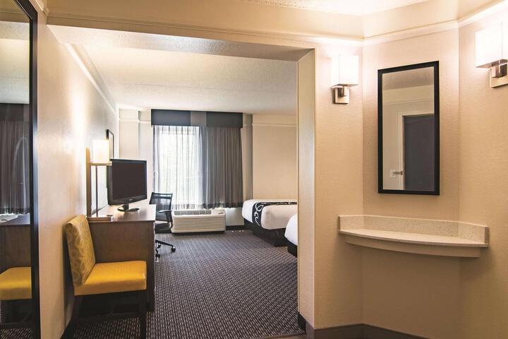 2 Double Beds Mobility Hearing Accessible Room Courtyard View (4 of 13)