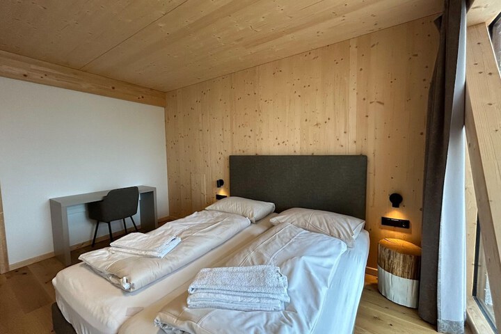 Room 4 of 42