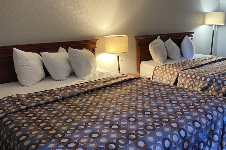 2 Queen Beds (3 of 11)