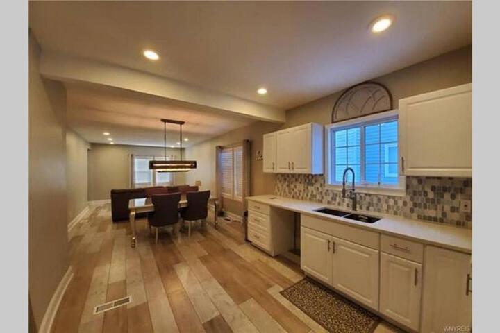 Luxury Private Home in the Heart of Niagara Falls in Niagara Falls, NY