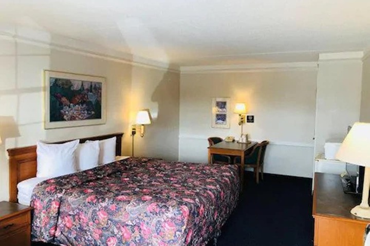 Comfort Room 1 King Bed (5 of 6)