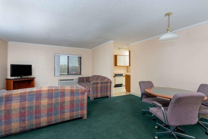 Room 13 of 18