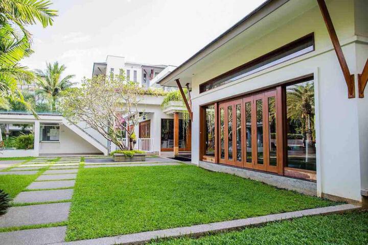 Beachfront 3br Luxe Jacuzzi Pool on Naithon Beach