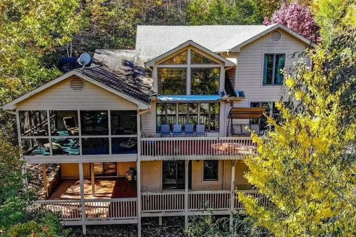 Photo of Dogwood on the Lake at Rumbling Bald Resort 5 Bedroom Home