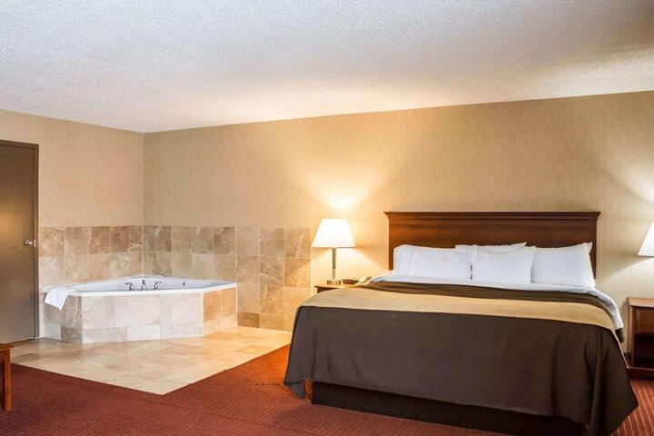 1 King Bed (3 of 10)