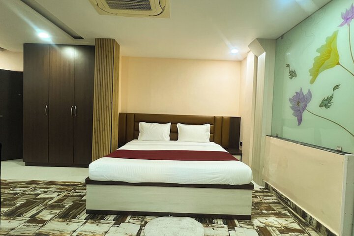 Room 6 of 13