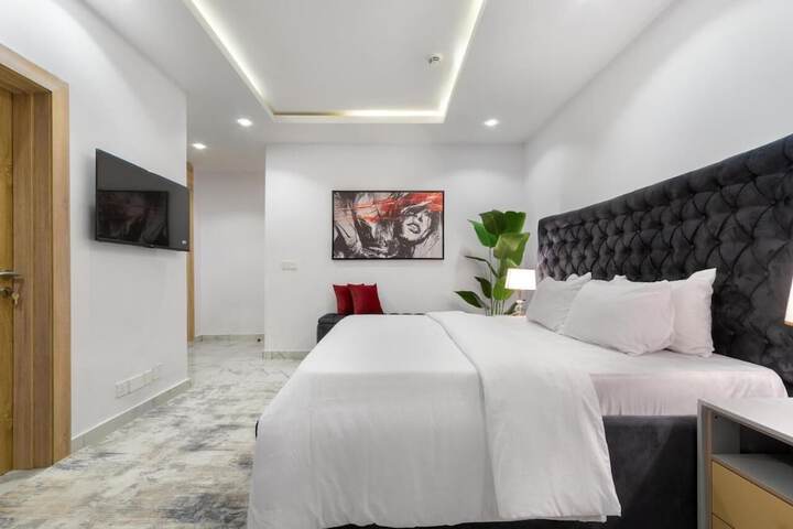Room 5 of 32