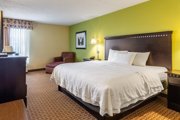 1 Queen Bed (6 of 8)