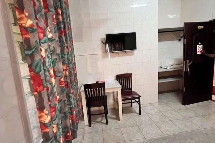 Room 6 of 33