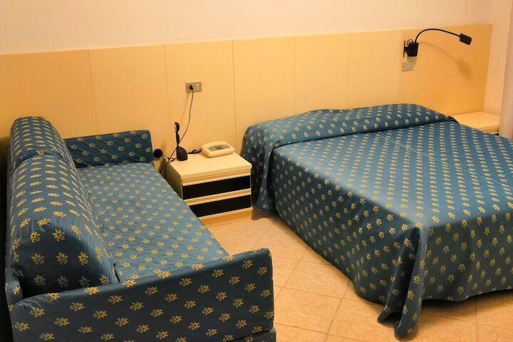Room 6 of 28