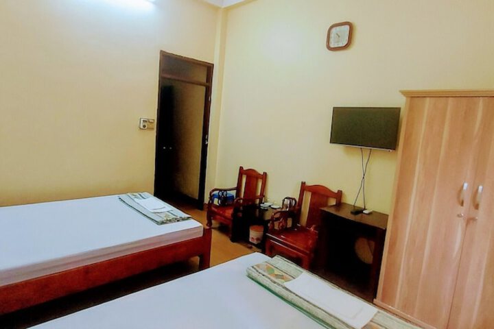 Room 9 of 16