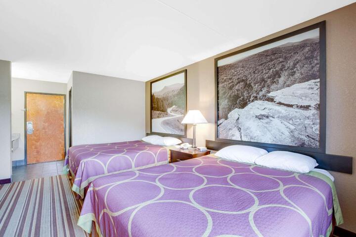 2 Queen Beds (2 of 2)